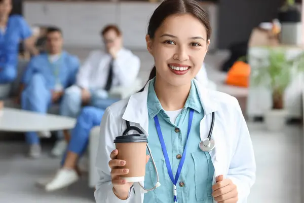 Female Asian Doctor Coffee Cup Hospital Rest Room — Stock Photo, Image