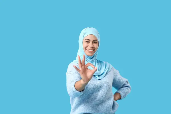 Musulmana Afroamericana Mostrando Gesto Sobre Fondo Azul —  Fotos de Stock