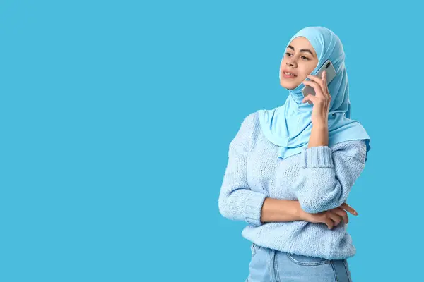 Mujer Musulmana Afroamericana Hablando Por Teléfono Sobre Fondo Azul —  Fotos de Stock