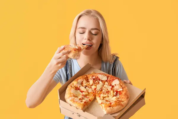 Beautiful Young Woman Eating Tasty Pizza Yellow Background — Stock Photo, Image