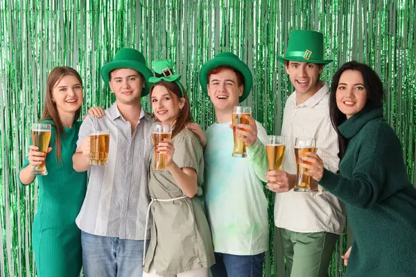 Grupo Jovens Com Cerveja Contra Ouropel Verde Celebração Dia São — Fotografia de Stock