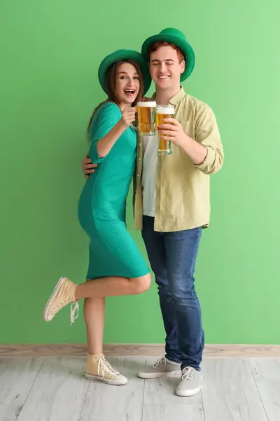 Junges Paar Mit Bier Der Nähe Der Grünen Mauer Patrick — Stockfoto