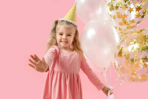 Schattig Lachend Klein Meisje Verjaardagshoed Met Ballonnen Roze Achtergrond — Stockfoto