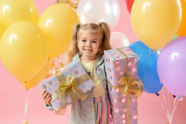 Gelukkig Klein Meisje Met Kleurrijke Ballonnen Geschenkdozen Roze Achtergrond — Stockfoto