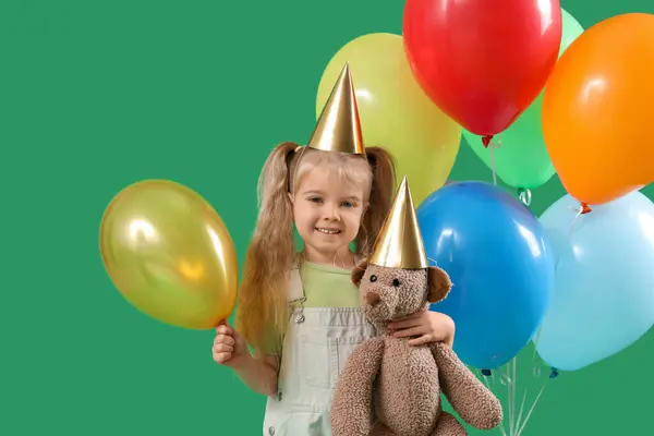 Gelukkig Glimlachend Klein Meisje Verjaardagshoed Met Kleurrijke Ballonnen Speelgoedbeer Groene — Stockfoto
