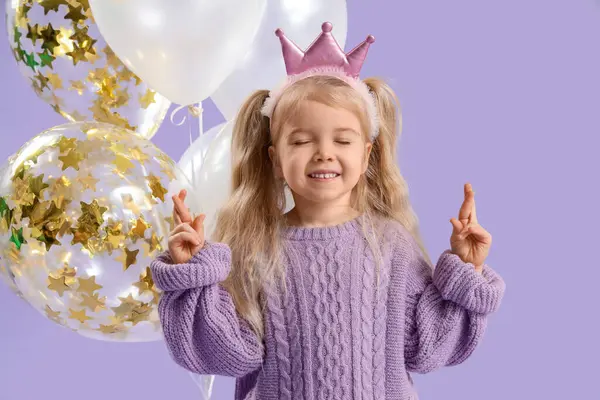 Gelukkig Klein Meisje Met Gekruiste Vingers Ballonnen Lila Achtergrond — Stockfoto