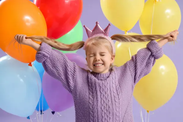 Gelukkig Klein Meisje Met Gesloten Ogen Ballonnen Lila Achtergrond — Stockfoto