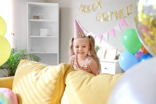 Schattig Klein Meisje Met Feestmuts Met Ballonnen Decoraties Voor Verjaardag — Stockfoto