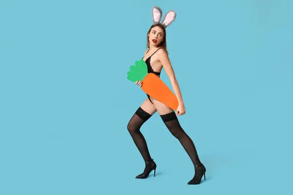 Сексуальная Девушка Кроличьих Ушах Бумажной Морковкой Синем Фоне Пасхальный Праздник — стоковое фото