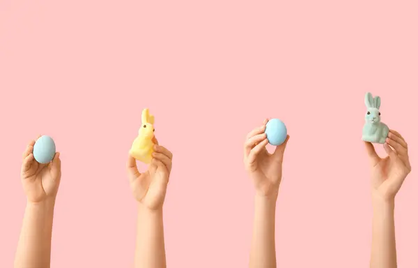 Paskalya Tavşanlı Kadın Elleri Pembe Arka Planda Boyanmış Yumurtalar — Stok fotoğraf