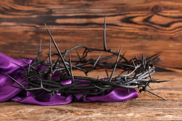 Crown Thorns Purple Cloth Wooden Background Closeup Good Friday Concept — Stock Photo, Image