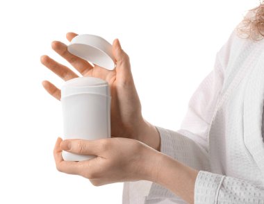 Beyaz arka planda deodorantı olan kadın elleri