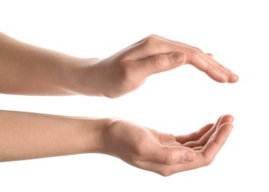 Beyaz arka planda güneşi tutan kadın