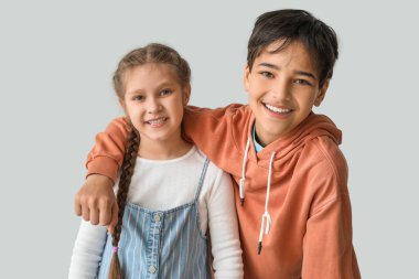 Küçük çocuklar arka planda sarılıyorlar.