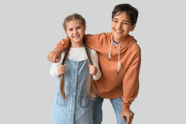 Hafif arka planda küçük çocuklar