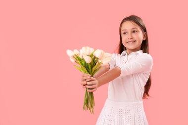 Pembe arka planda laleleri olan küçük bir kız. Çocuk Bayramı kutlaması