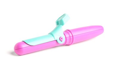 Beyaz arka planda izole edilmiş bebek için saç maşası. Çocuk Bayramı kutlaması