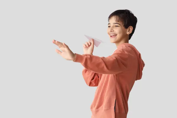 Маленький Хлопчик Паперовим Літаком Світловому Фоні Дитячий День — стокове фото