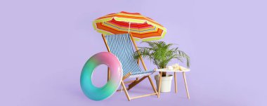 Şişirilebilir halka, güverte sandalyesi ve leylak arka planda plaj şemsiyesi.