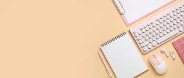 Bilgisayar fareli kablosuz klavye, kulaklıklar ve sarı arkaplan üzerinde ofis kırtasiyesi ve metin için boşluk