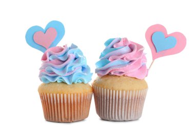 Beyaz arka planda mavi ve pembe kremalı enfes kekler. Cinsiyet ortaya çıkan parti kavramı