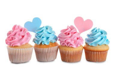 Beyaz arka planda mavi ve pembe kremalı enfes kekler. Cinsiyet ortaya çıkan parti kavramı