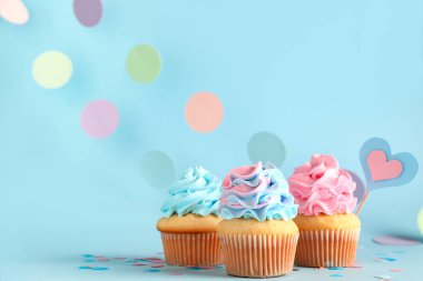 Mavi arka planda dekoru olan lezzetli kekler. Cinsiyet ortaya çıkan parti kavramı