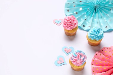 Beyaz arka planda soru işaretleri ve süslemeleri olan lezzetli kekler. Cinsiyet ortaya çıkan parti kavramı