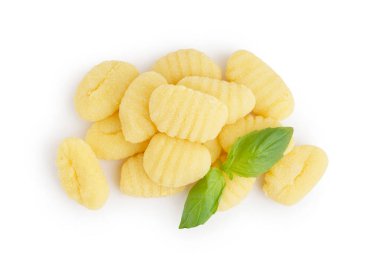 Beyaz arka planda lezzetli gnocchi ve fesleğen