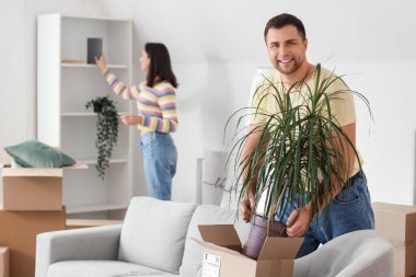 Taşındığı gün elini odaya sokan mutlu genç adam.