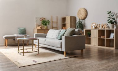 Gri kanepesi ve kahve masası olan modern oturma odasının içinde.