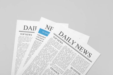 Beyaz arka planda üç gazete