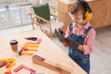 Odada eldiven takan sevimli bir müteahhit.