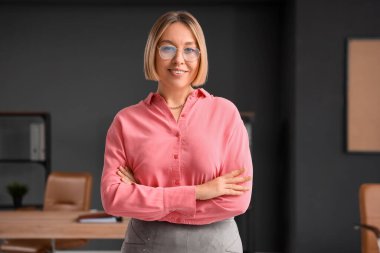 Modern ofiste olgun bir iş kadını.