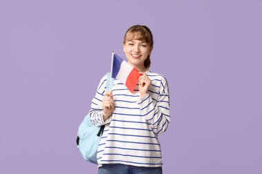 Leylak arka planında Fransız bayrağı olan bir kız öğrenci.