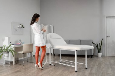 Tıbbi muayenehanesinde serumu olan güzel bir manken hemşiresi.