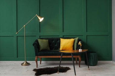 Kanepe ve masanın üzerinde yastıklar olan oturma odasının içinde.