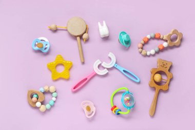 Emzik ve leylak arkaplanlı çocuk diş fırçaları.