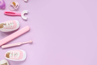 Çocuk diş fırçaları, çanta, ayakkabı ve emzik.