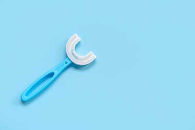 Mavi arka planda çocuk diş fırçası