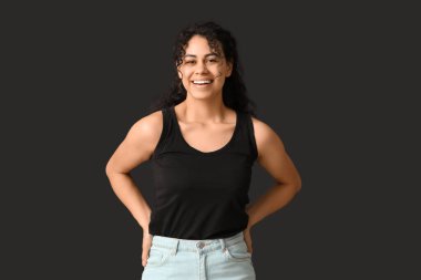 Siyah arka planda gülümseyen Afro-Amerikan kadın.