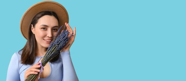 Красивая молодая женщина с букетом цветов лаванды на светло-голубом фоне с пространством для текста