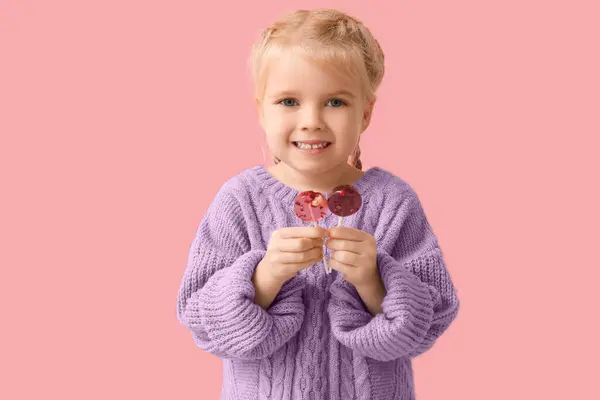 Мила Маленька Дівчинка Солодкими Льодяниками Рожевому Фоні — стокове фото