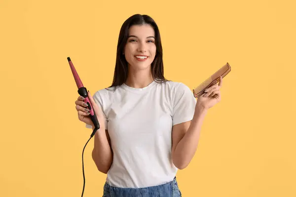 Beautiful Young Happy Woman Curling Iron Comb Yellow Background — Stock Photo, Image