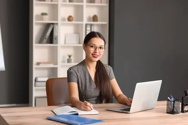 Young Asian Businesswoman Working Laptop Desk Office — Stock Photo, Image