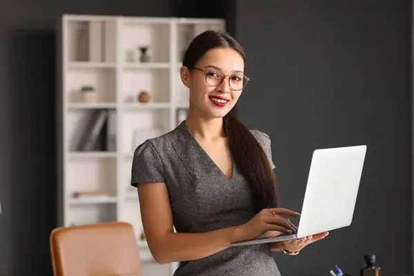 Junge Asiatische Geschäftsfrau Arbeitet Mit Laptop Büro — Stockfoto