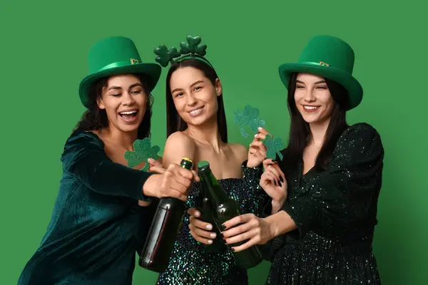 Beautiful Young Women Bottles Beer Clover Green Background Patrick Day — Stock Photo, Image