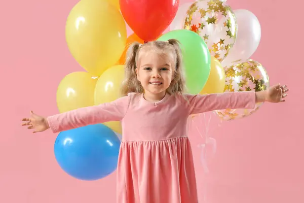 Gelukkig Glimlachend Klein Meisje Met Kleurrijke Ballonnen Roze Achtergrond — Stockfoto