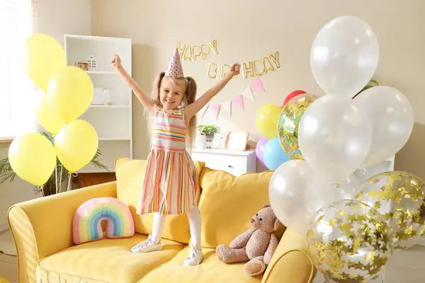 Schattig Klein Meisje Staand Bank Feestmuts Met Ballonnen Decoraties Voor — Stockfoto