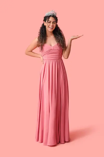 Glad Ung Afro Amerikansk Kvinna Elegant Balklänning Och Tiara Rosa — Stockfoto